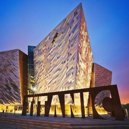 Modern 2-Bedroom City Apartment With Free Parking Belfast Esterno foto