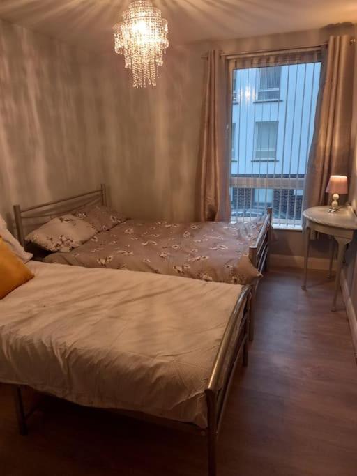 Modern 2-Bedroom City Apartment With Free Parking Belfast Esterno foto