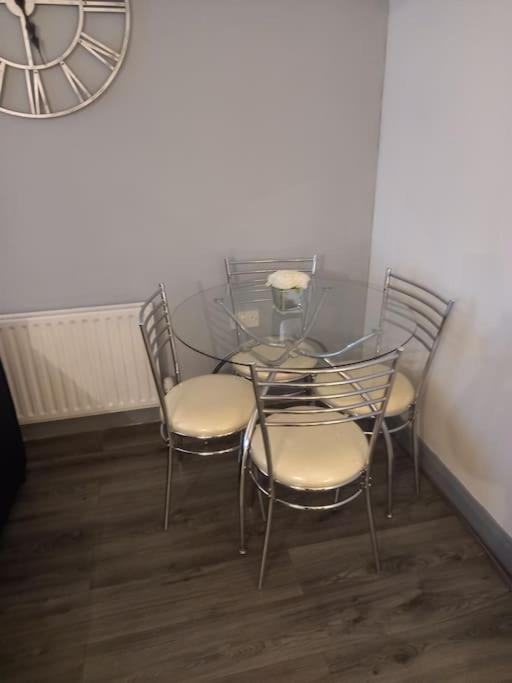 Modern 2-Bedroom City Apartment With Free Parking Belfast Esterno foto