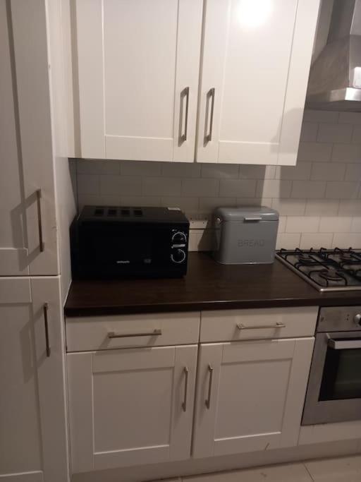 Modern 2-Bedroom City Apartment With Free Parking Belfast Esterno foto
