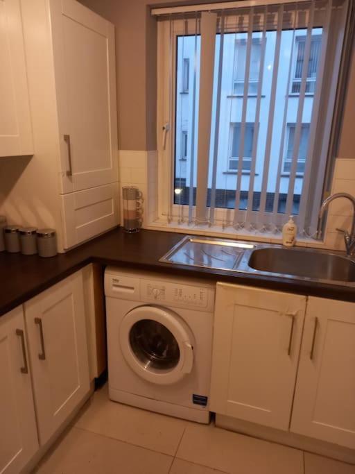 Modern 2-Bedroom City Apartment With Free Parking Belfast Esterno foto