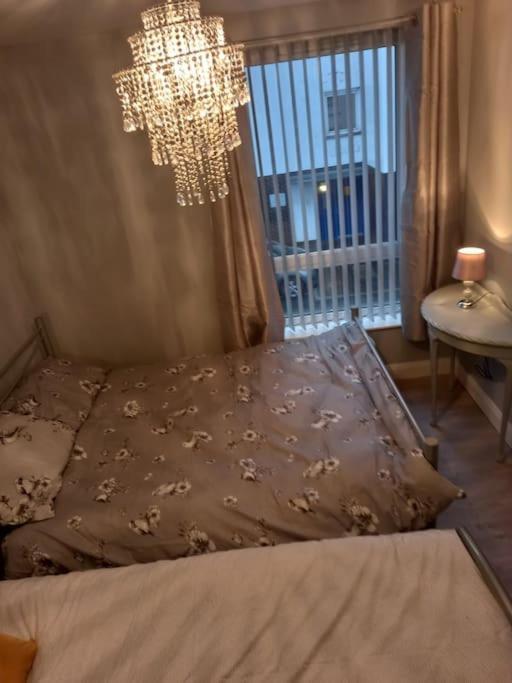 Modern 2-Bedroom City Apartment With Free Parking Belfast Esterno foto
