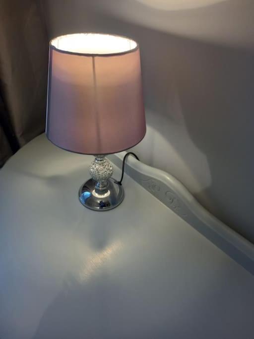 Modern 2-Bedroom City Apartment With Free Parking Belfast Esterno foto