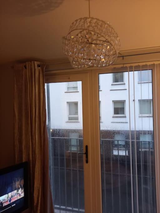 Modern 2-Bedroom City Apartment With Free Parking Belfast Esterno foto