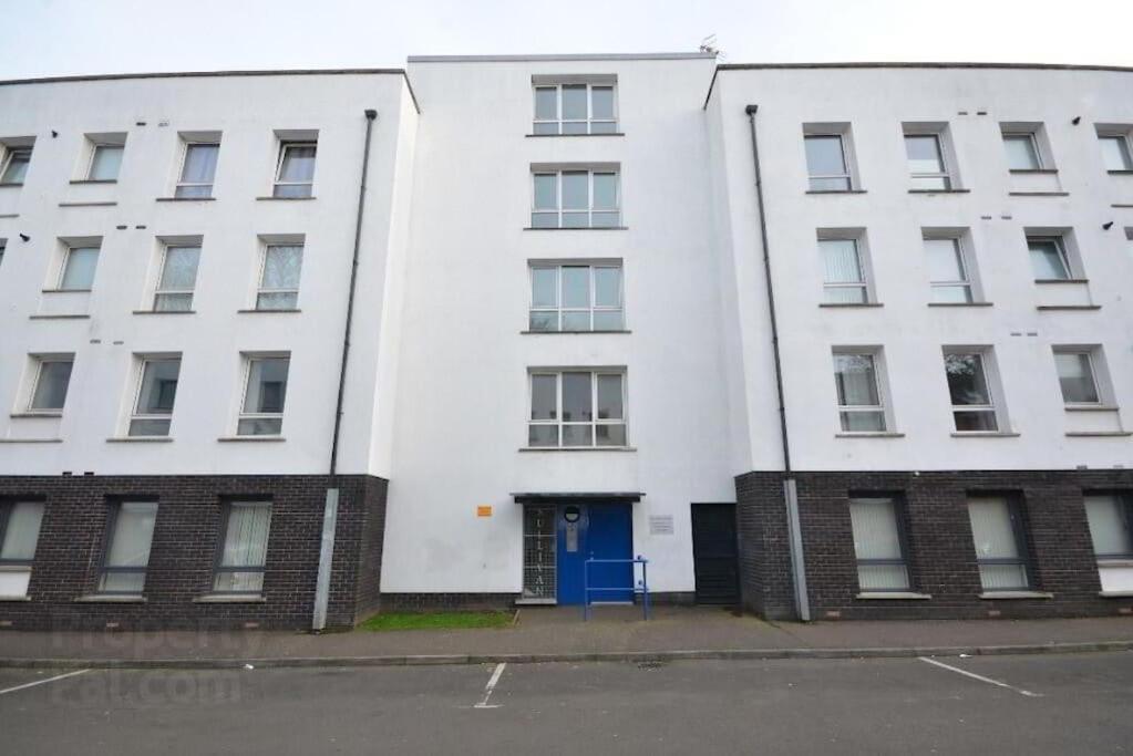 Modern 2-Bedroom City Apartment With Free Parking Belfast Esterno foto