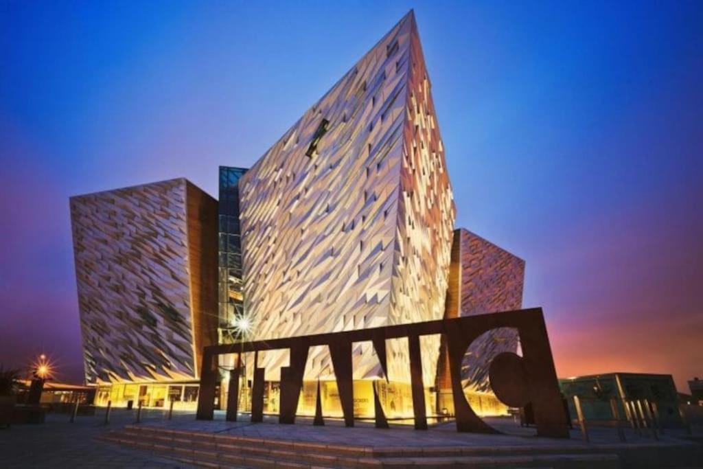Modern 2-Bedroom City Apartment With Free Parking Belfast Esterno foto