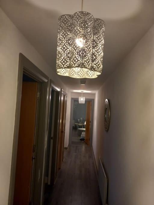 Modern 2-Bedroom City Apartment With Free Parking Belfast Esterno foto