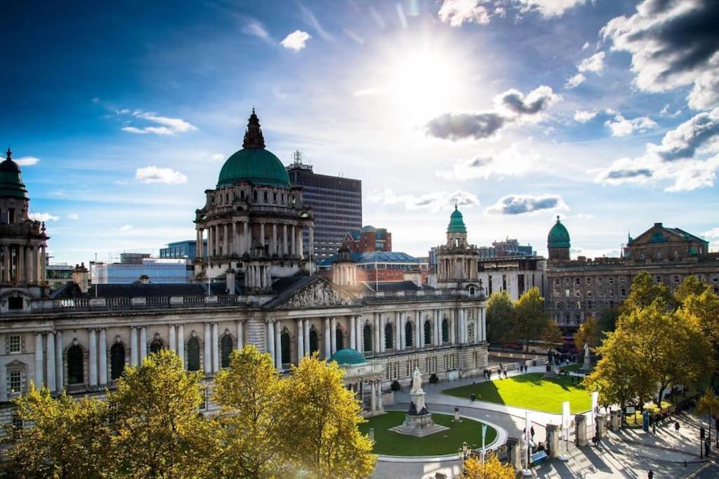 Modern 2-Bedroom City Apartment With Free Parking Belfast Esterno foto