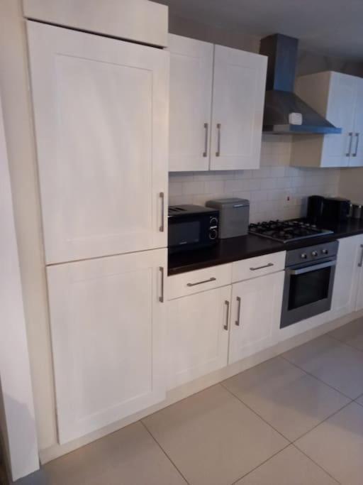 Modern 2-Bedroom City Apartment With Free Parking Belfast Esterno foto