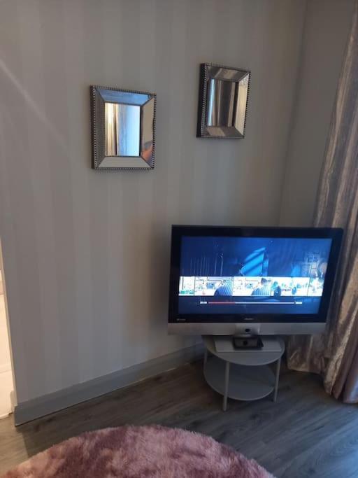 Modern 2-Bedroom City Apartment With Free Parking Belfast Esterno foto