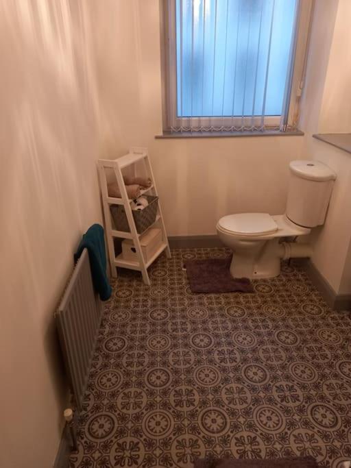 Modern 2-Bedroom City Apartment With Free Parking Belfast Esterno foto