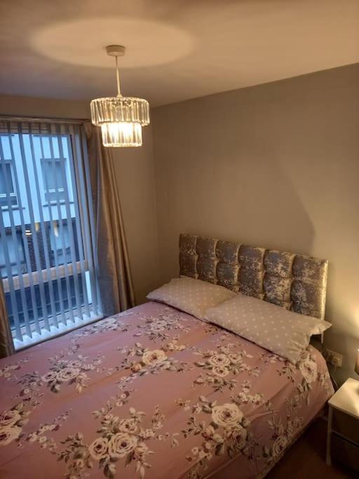 Modern 2-Bedroom City Apartment With Free Parking Belfast Esterno foto