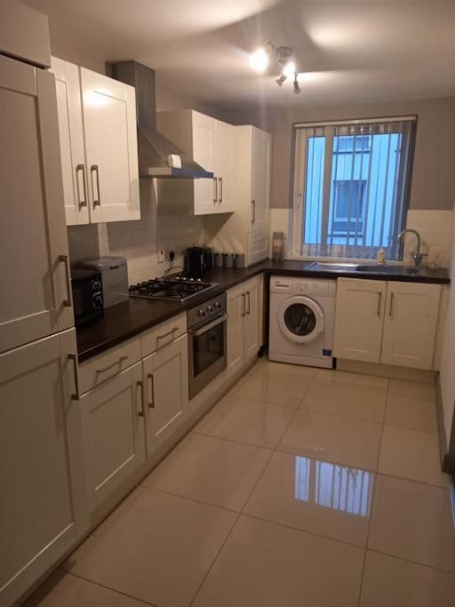 Modern 2-Bedroom City Apartment With Free Parking Belfast Esterno foto