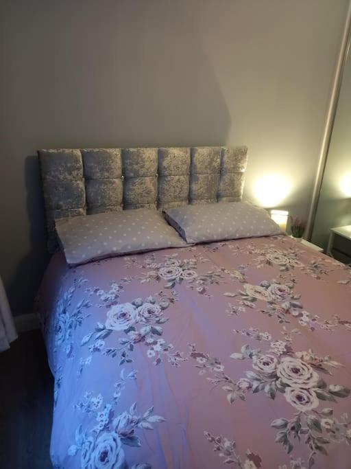 Modern 2-Bedroom City Apartment With Free Parking Belfast Esterno foto